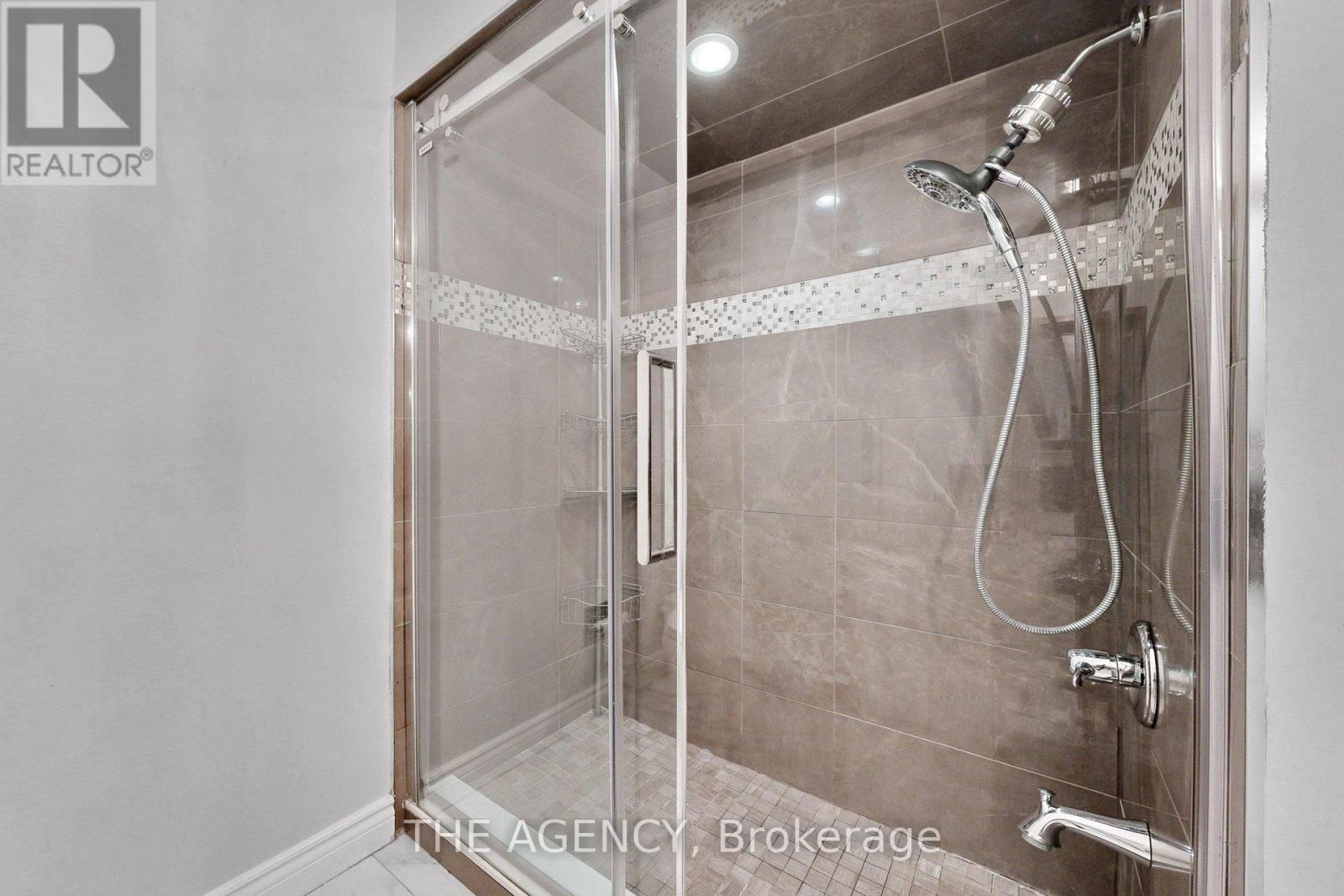 Upper - 1641 Pepperwood Gate, Pickering, Ontario  L1X 2K5 - Photo 36 - E13140428