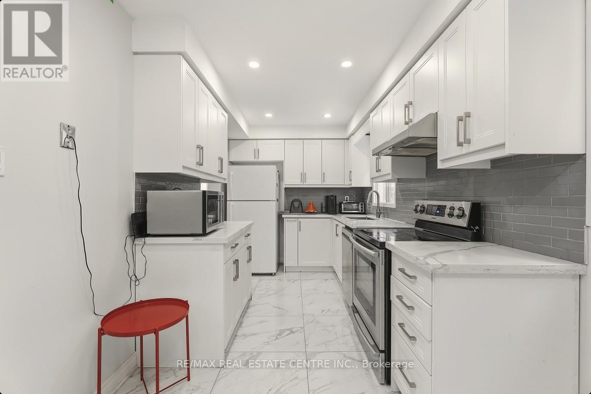 5013 Northern Night Circle, Mississauga, Ontario  L5R 2P7 - Photo 2 - W13140442