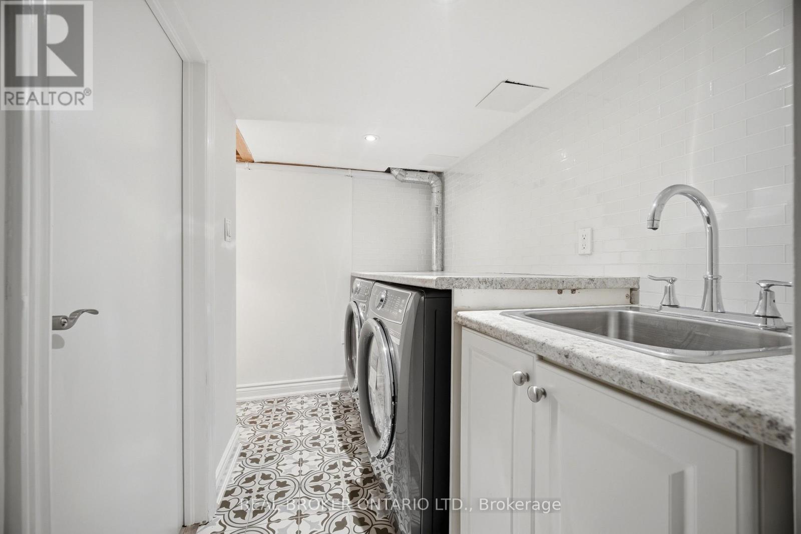 3277 Paul Henderson Drive, Mississauga, Ontario  L5M 0H5 - Photo 36 - W13140444
