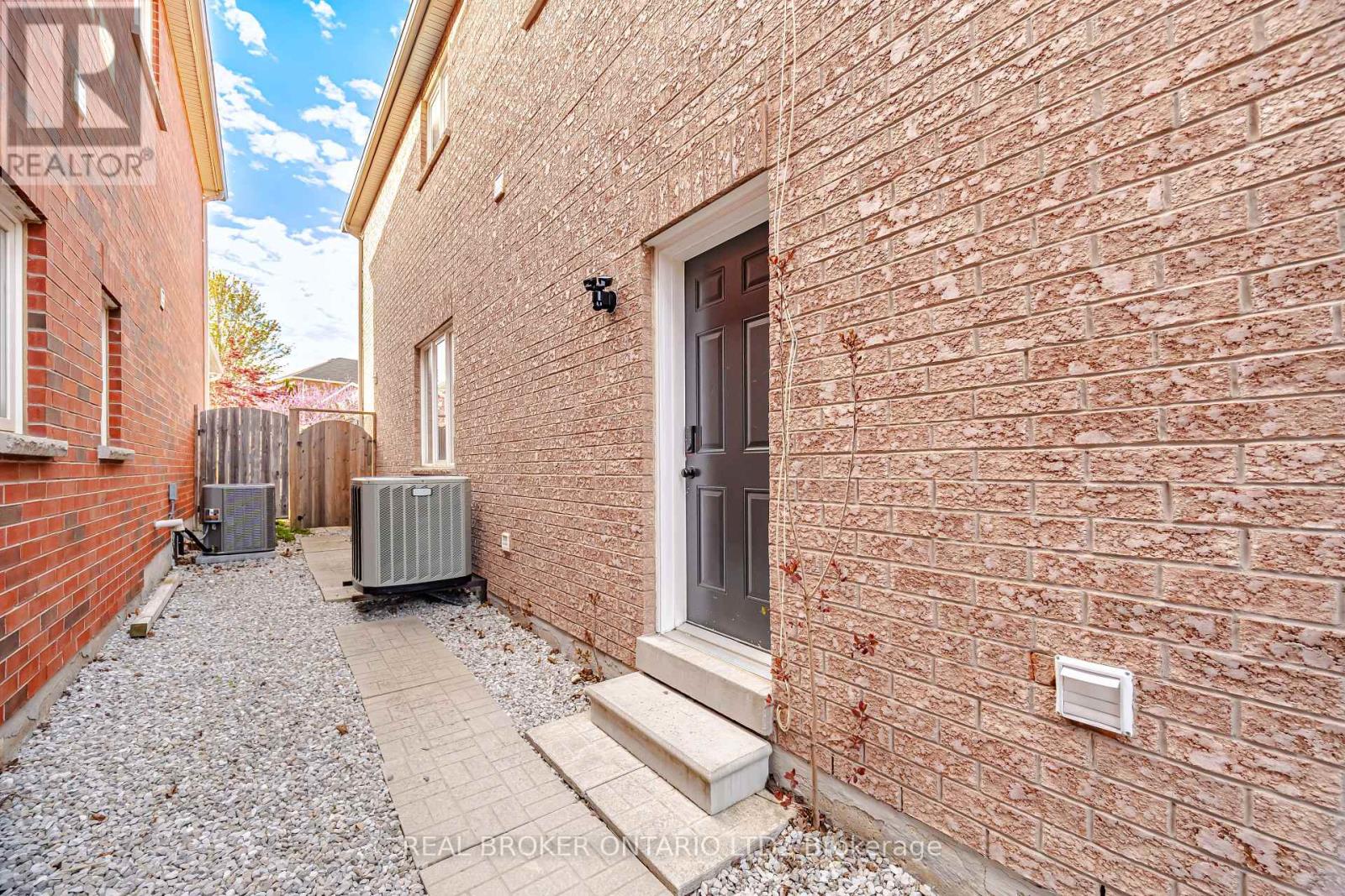 3277 Paul Henderson Drive, Mississauga, Ontario  L5M 0H5 - Photo 4 - W13140444