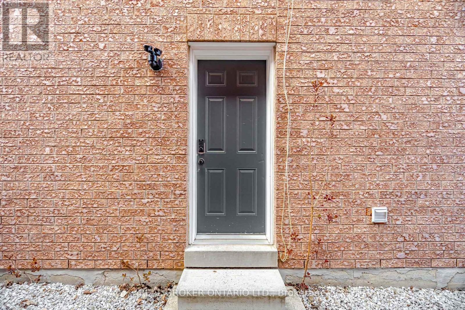 3277 Paul Henderson Drive, Mississauga, Ontario  L5M 0H5 - Photo 5 - W13140444