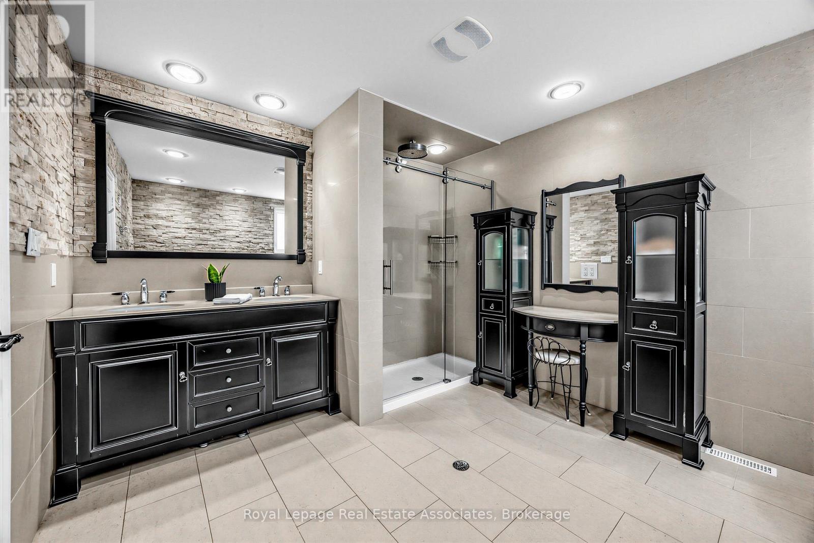 1593 Glenburnie Road, Mississauga, Ontario L5G 3C9 - Photo 20 - W12925262