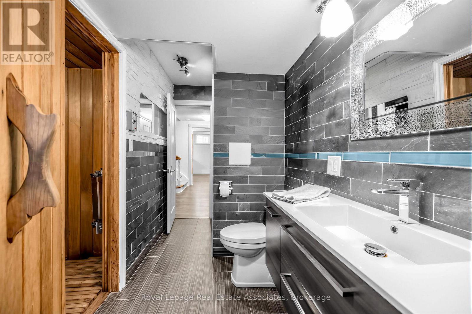 1593 Glenburnie Road, Mississauga, Ontario L5G 3C9 - Photo 33 - W12925262