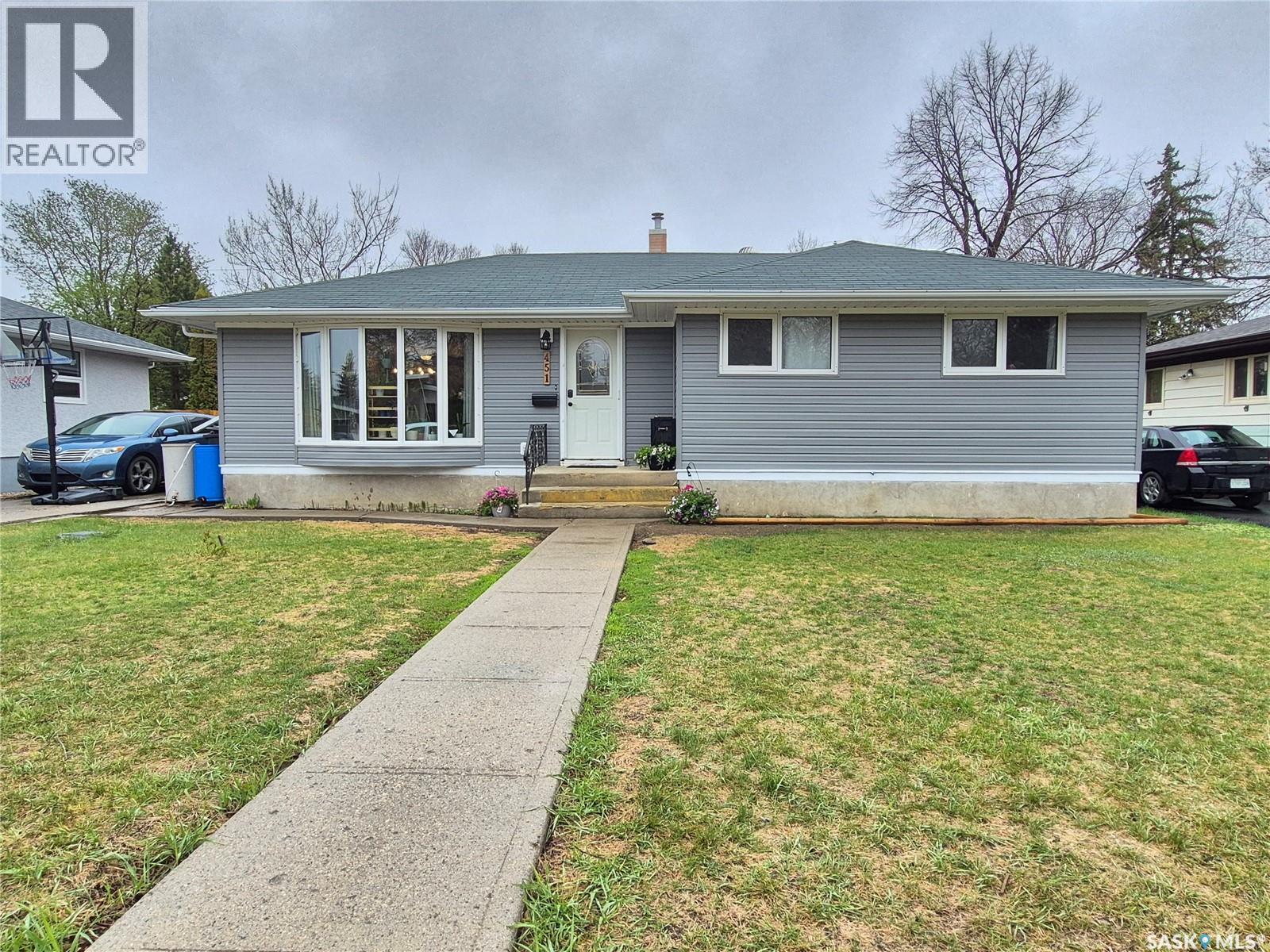 451 Woodlawn CRESCENT, Weyburn, Saskatchewan