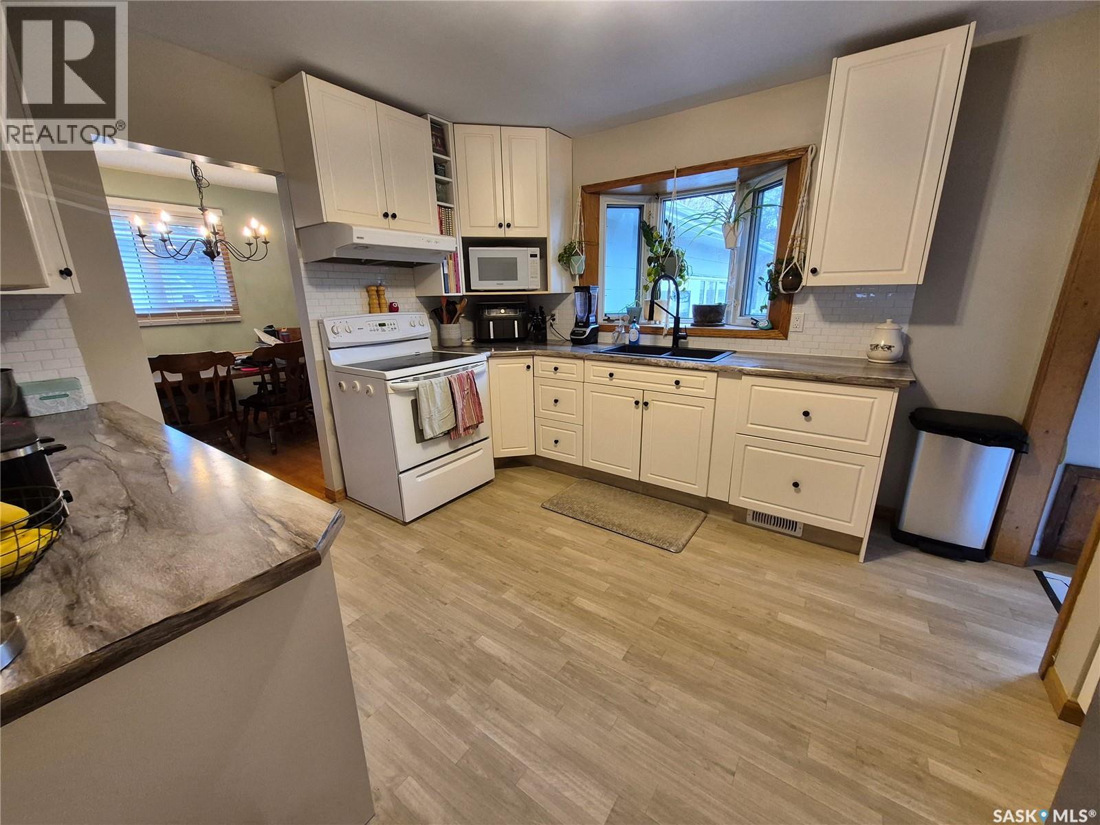 451 Woodlawn Crescent, Weyburn, Saskatchewan  S4H 0X5 - Photo 2 - SK036274