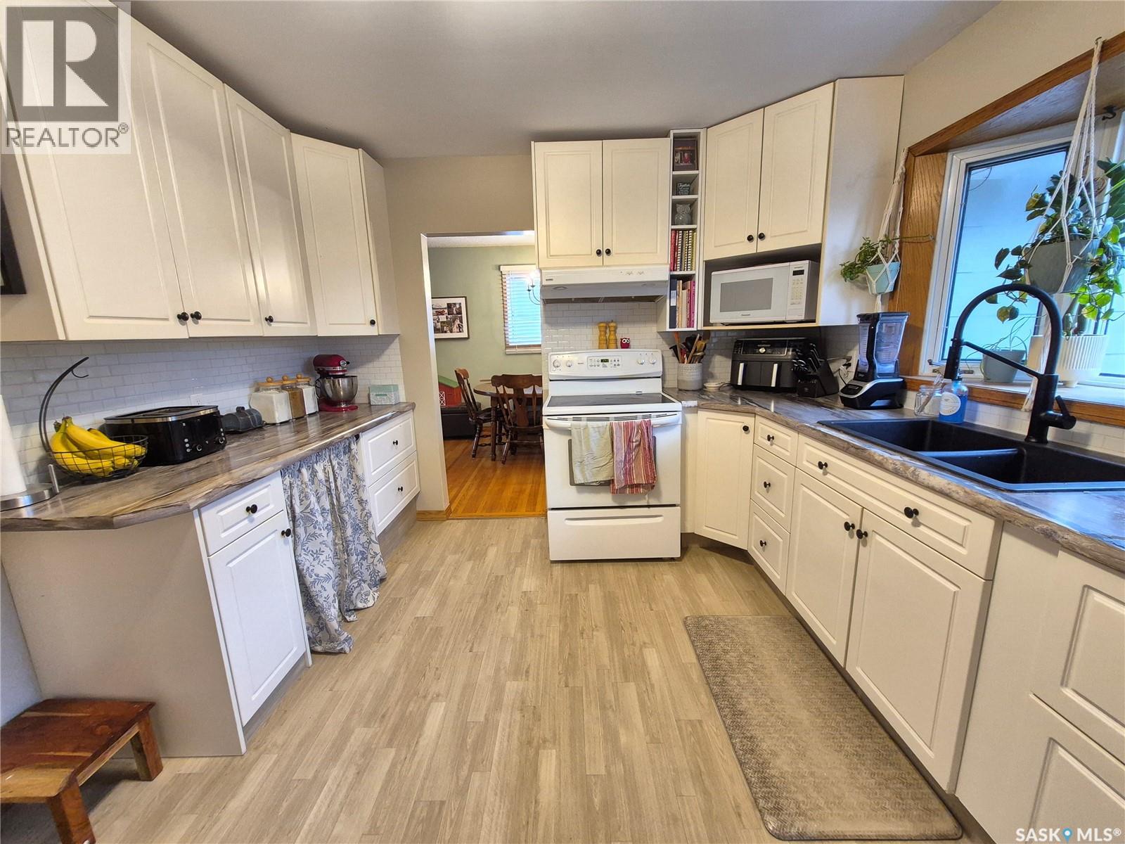 451 Woodlawn Crescent, Weyburn, Saskatchewan  S4H 0X5 - Photo 4 - SK036274