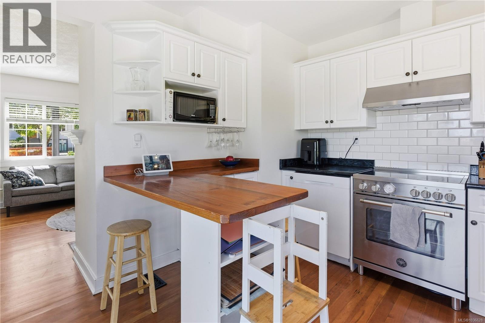 930 Lodge Ave, Saanich, British Columbia  V8X 3A8 - Photo 8 - 1036628