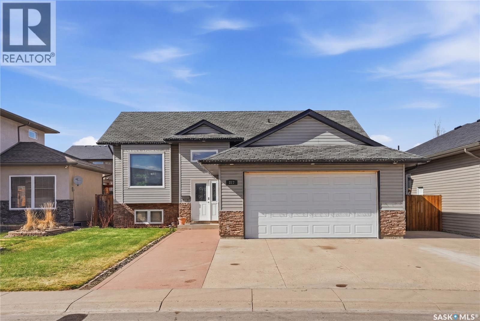 817 Columbia Way, Martensville, Saskatchewan  S0K 0A2 - Photo 2 - SK036288