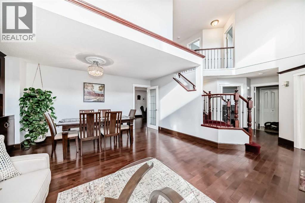 109 Royal Crest Terrace Nw, Calgary, Alberta  T3G 4M2 - Photo 3 - A2311540