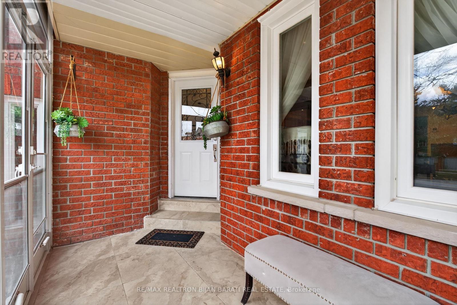 92 Weldrick Road E, Richmond Hill, Ontario  L4C 8T7 - Photo 2 - N13140794