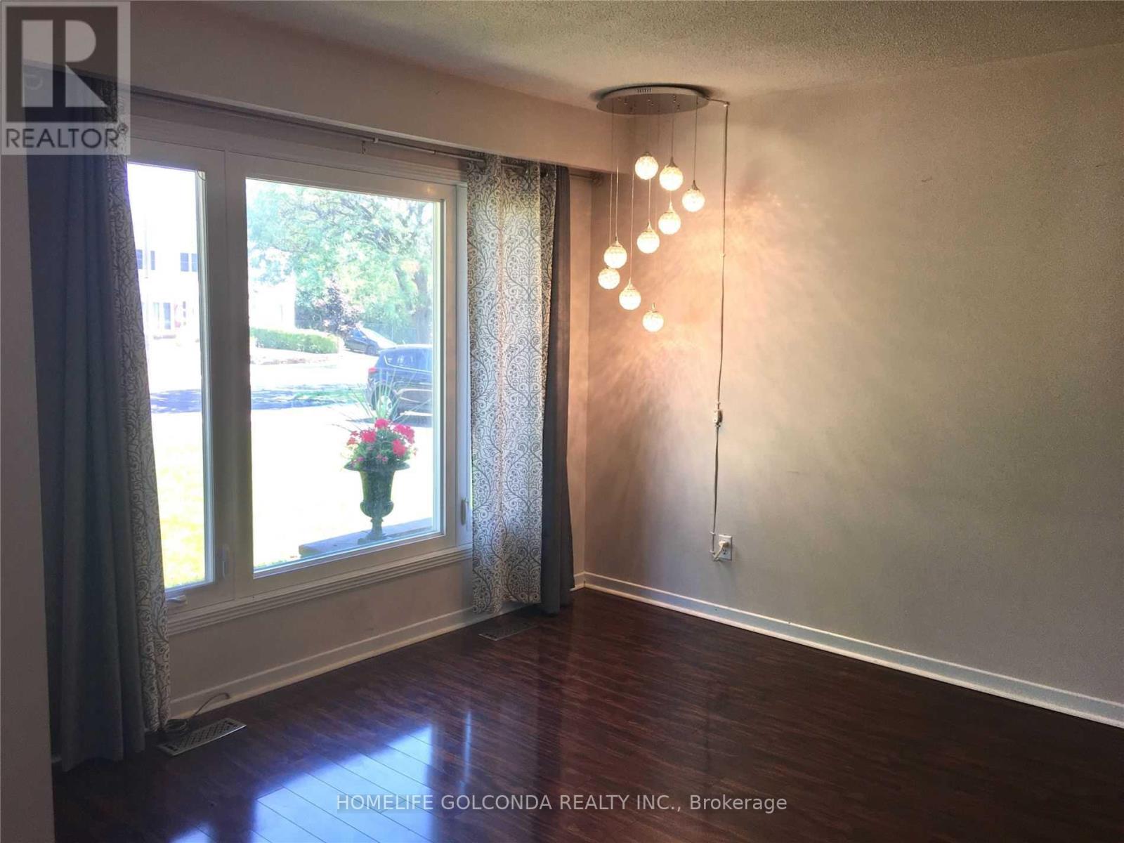 3134 Jessica Court, Mississauga, Ontario L5C 1X6 - Photo 2 - W13140756