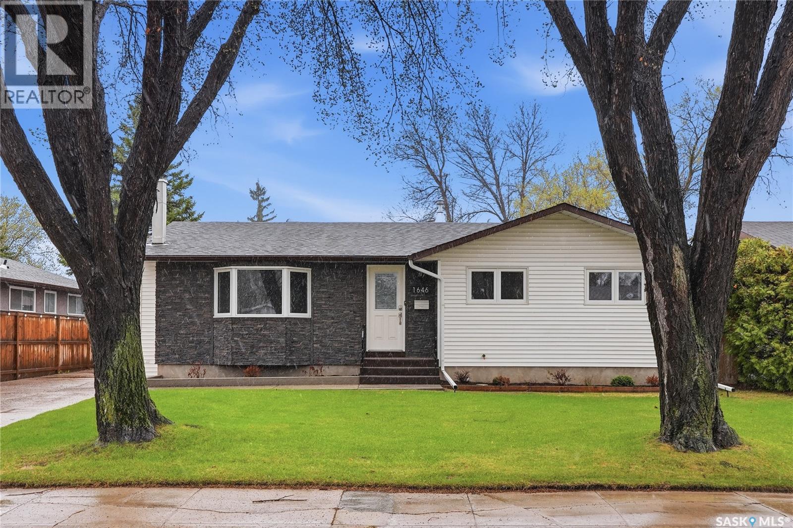 1646 East Heights, Saskatoon, Saskatchewan  S7J 3B7 - Photo 2 - SK036291