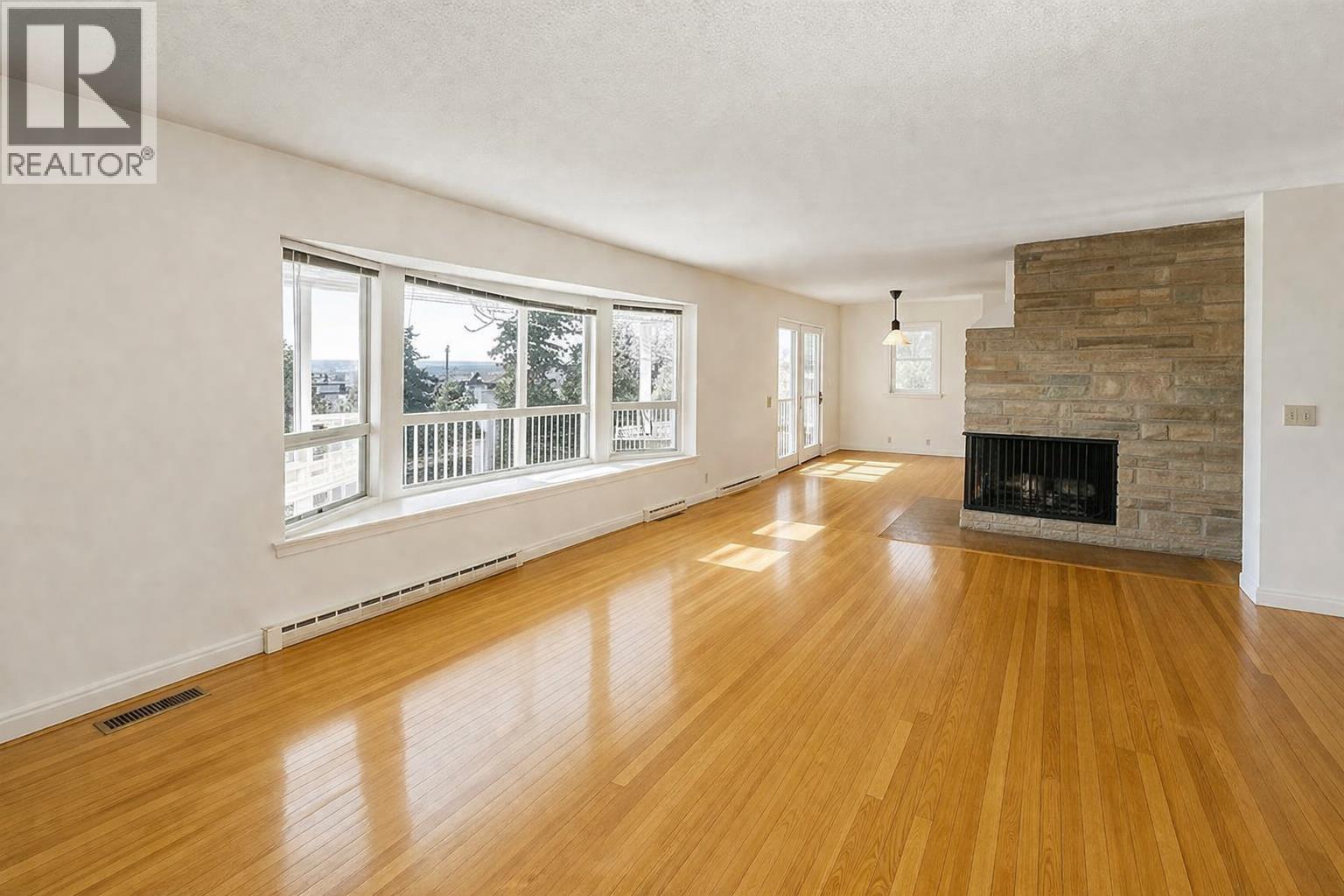 5220 Sunningdale Road, Burnaby, British Columbia  V5B 1M5 - Photo 6 - R3113248