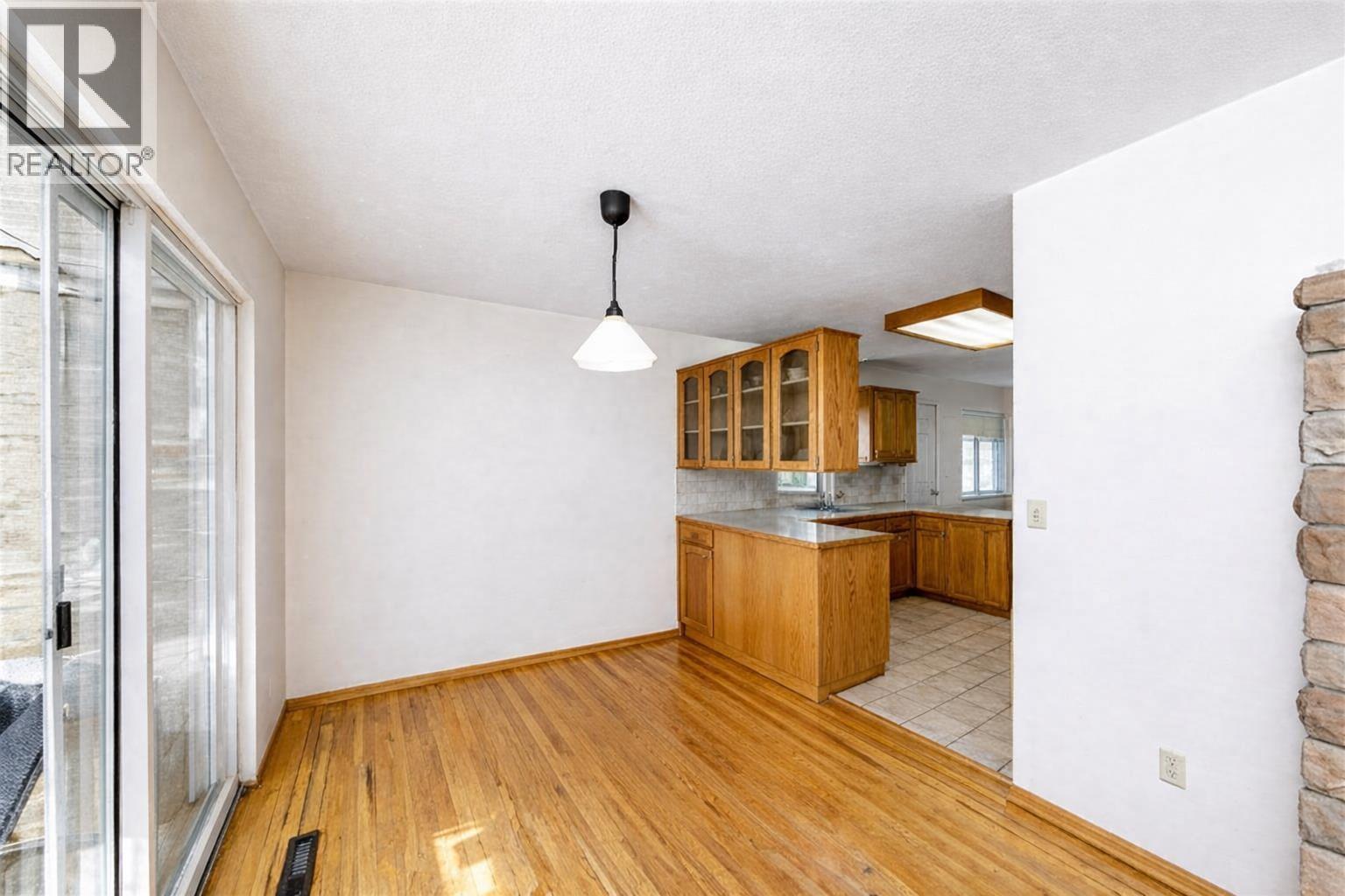 5220 Sunningdale Road, Burnaby, British Columbia  V5B 1M5 - Photo 8 - R3113248