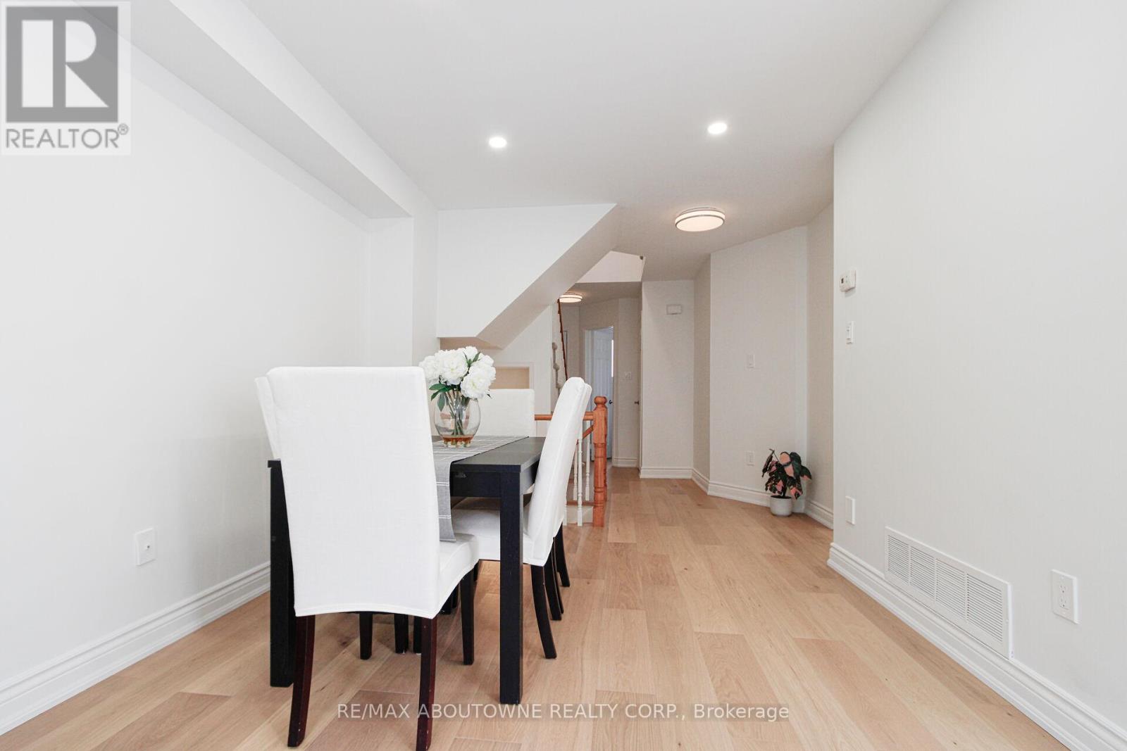 1114 Lindsay Drive, Oakville, Ontario  L6M 3B4 - Photo 6 - W13140936
