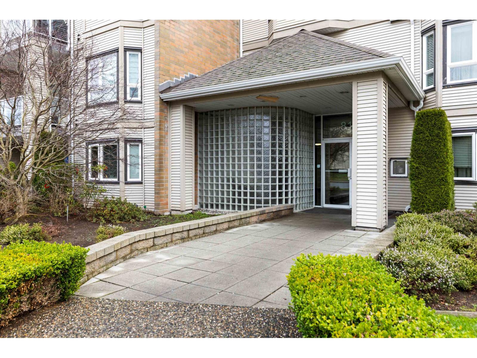 411 8142 120a Street, Surrey, British Columbia  V3W 0N1 - Photo 2 - R3098863