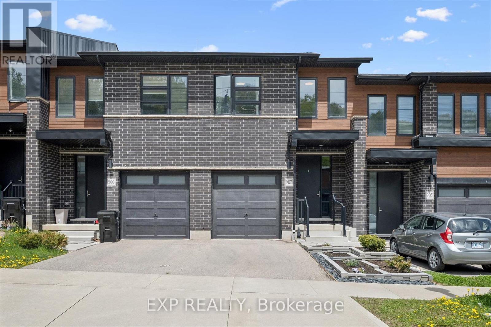 907 ROBERT FERRIE DRIVE, Kitchener, Ontario