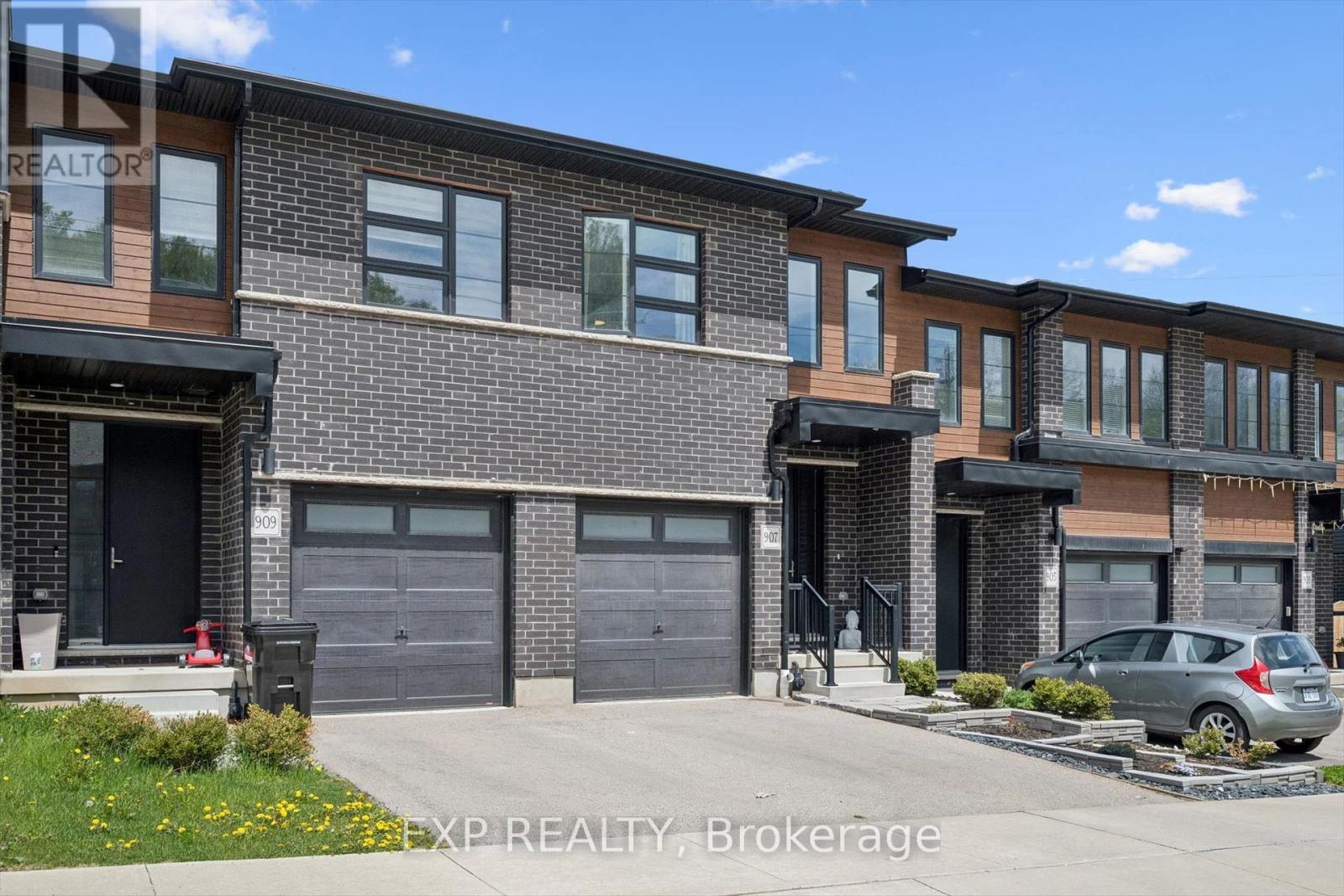 907 Robert Ferrie Drive, Kitchener, Ontario  N2R 0P2 - Photo 2 - X13140986