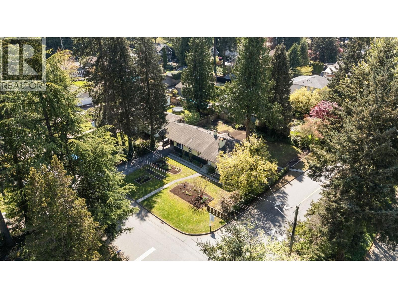 2195 Cortell Street, North Vancouver, British Columbia  V7P 2A8 - Photo 2 - R3115934