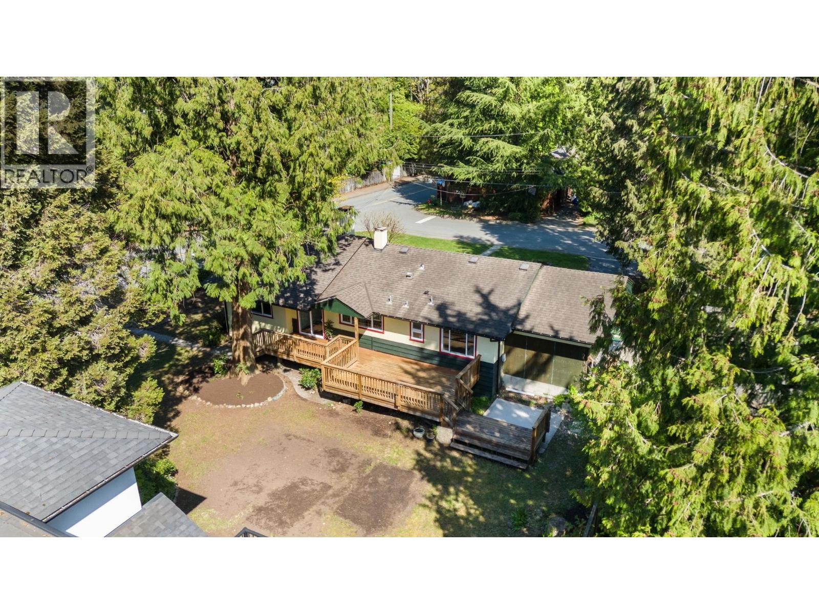 2195 Cortell Street, North Vancouver, British Columbia  V7P 2A8 - Photo 4 - R3115934