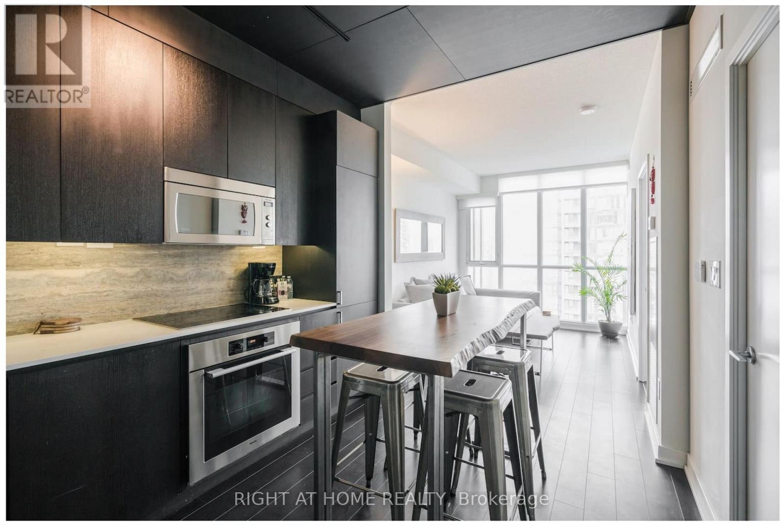 3203 - 15 Iceboat Terrace, Toronto, Ontario  M5V 4A5 - Photo 2 - C13140994