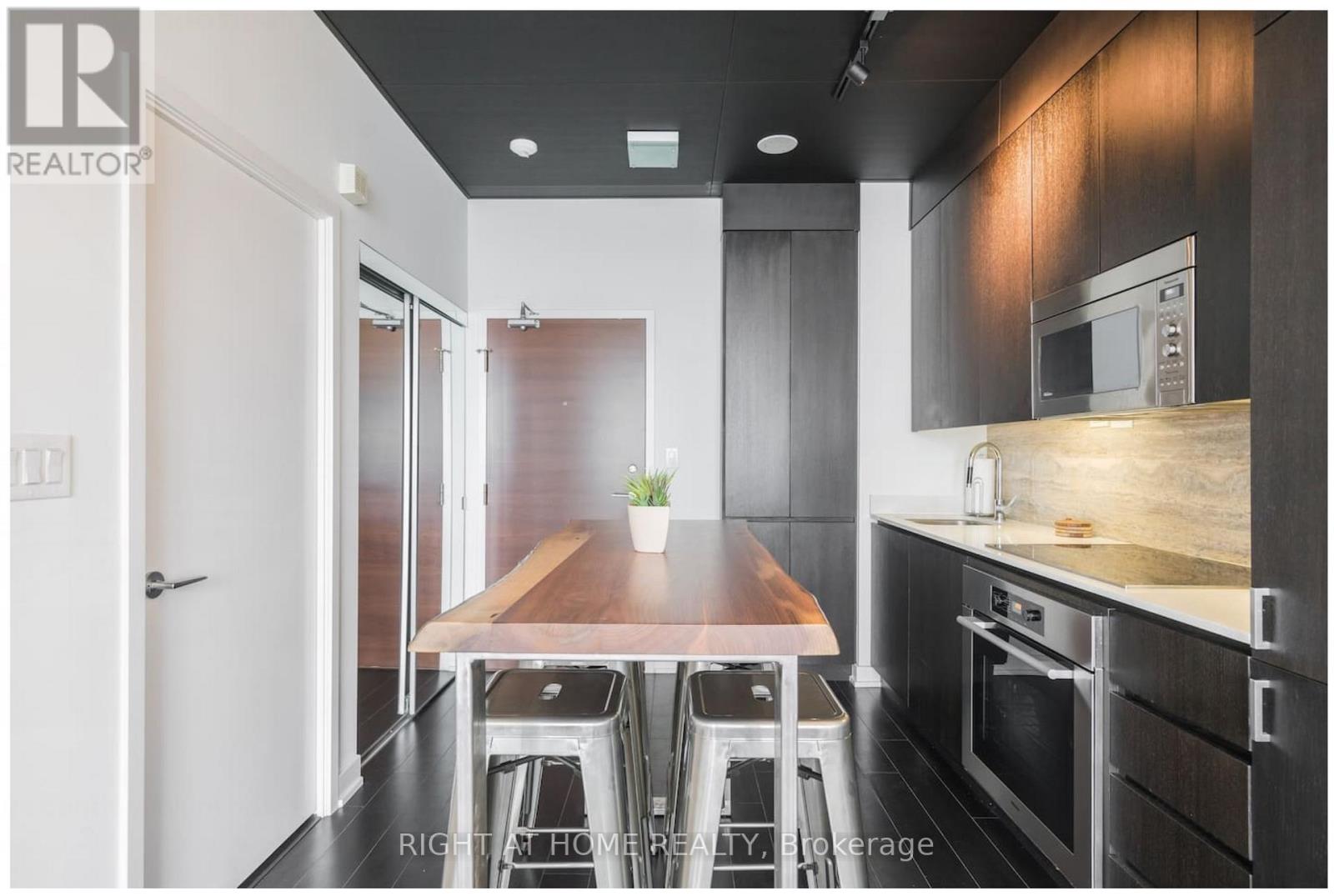 3203 - 15 Iceboat Terrace, Toronto, Ontario  M5V 4A5 - Photo 3 - C13140994