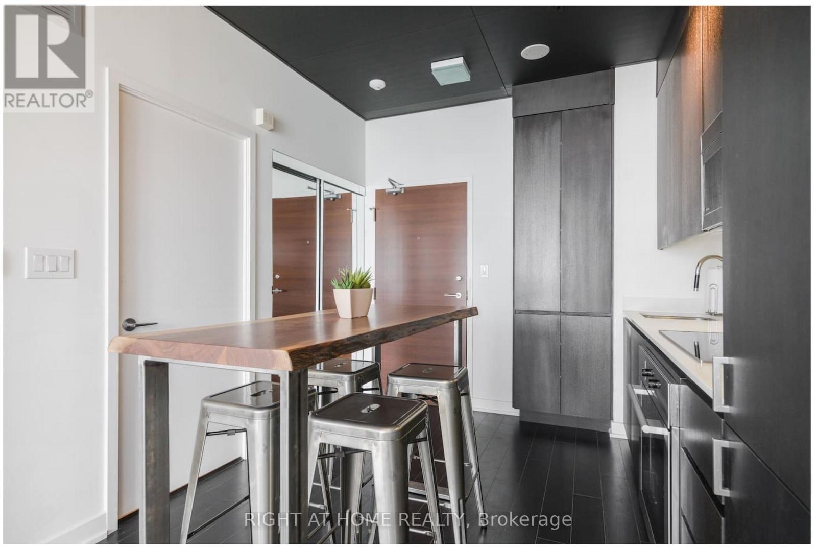 3203 - 15 Iceboat Terrace, Toronto, Ontario  M5V 4A5 - Photo 4 - C13140994