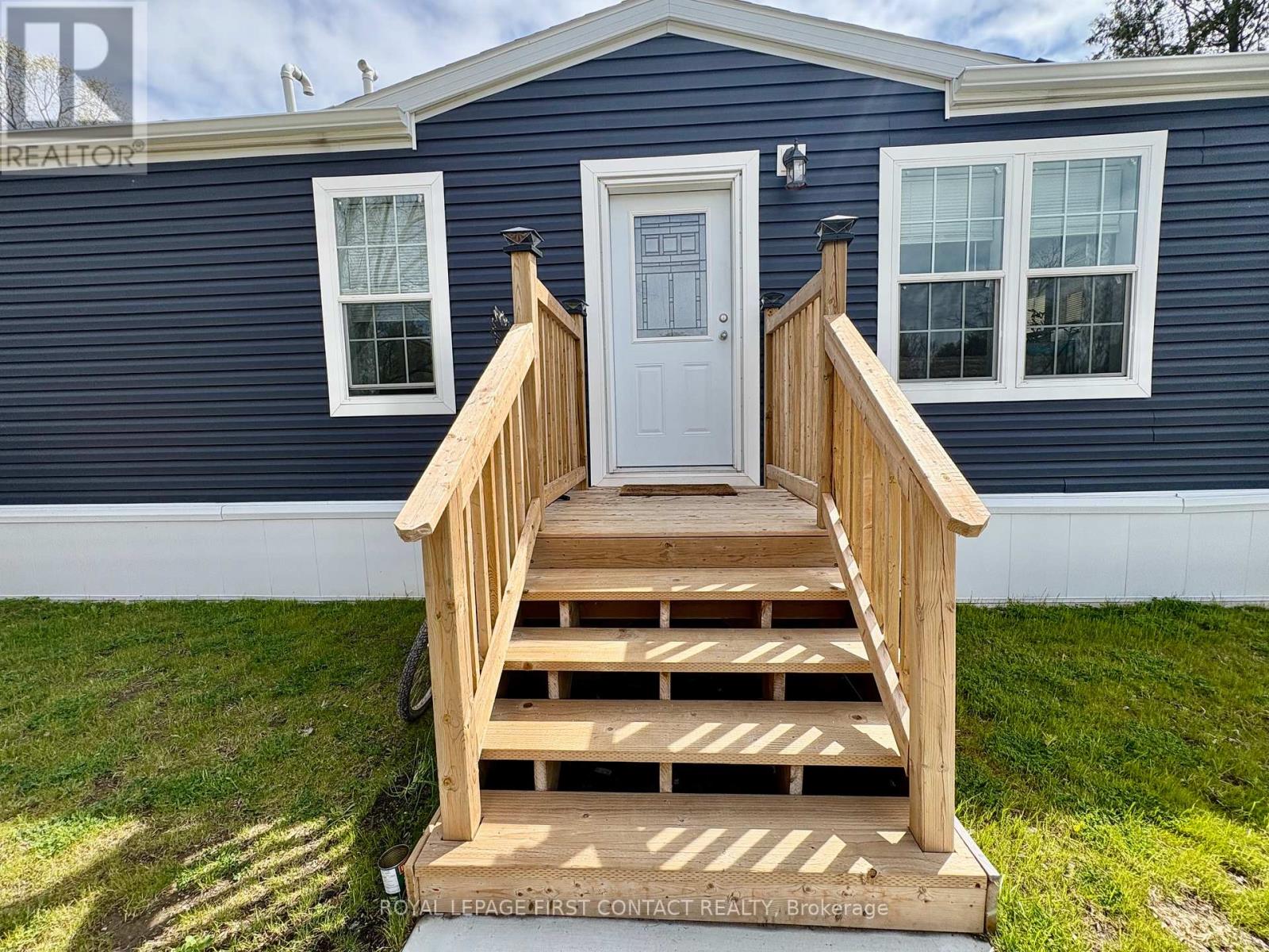 40 Shamrock Crescent, Essa, Ontario  L3W 0A5 - Photo 2 - N13141010