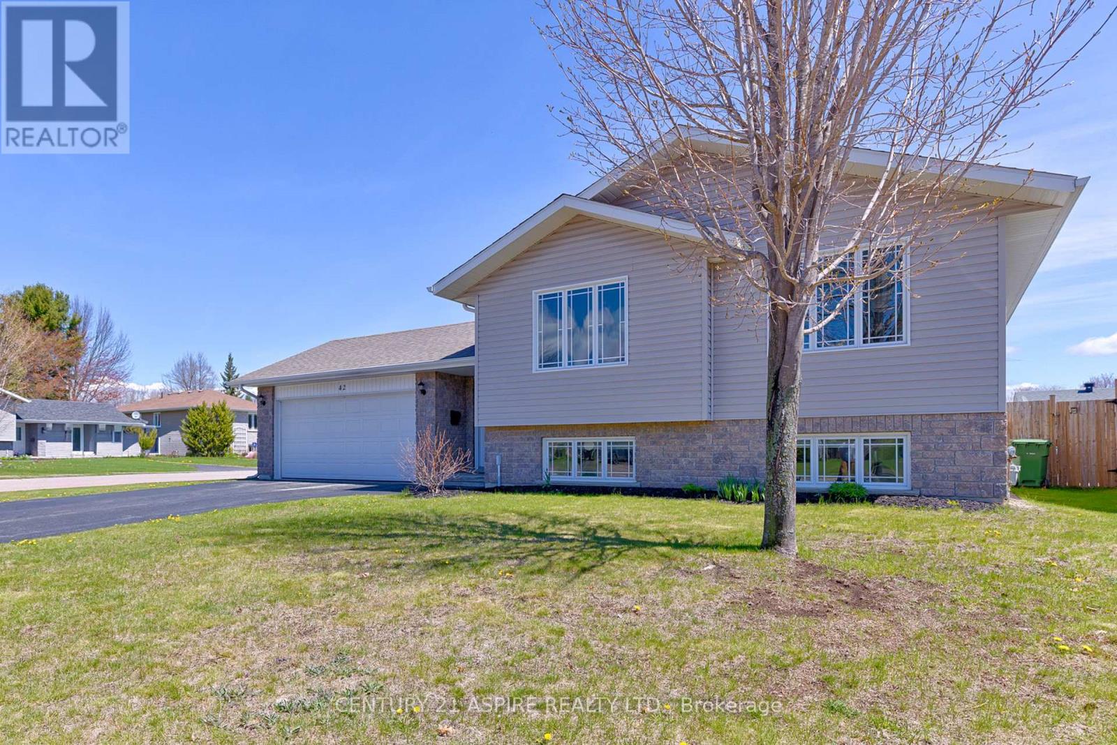42 OAK AVENUE, Petawawa, Ontario
