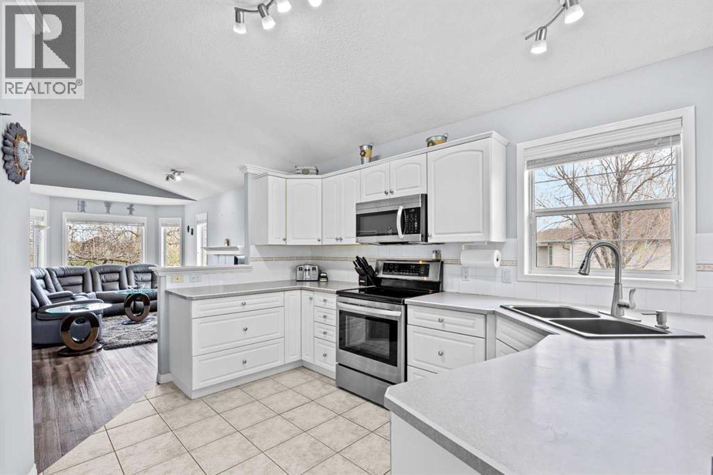187 West Lakeview Circle, Chestermere, Alberta  T1X 1H7 - Photo 9 - A2308914