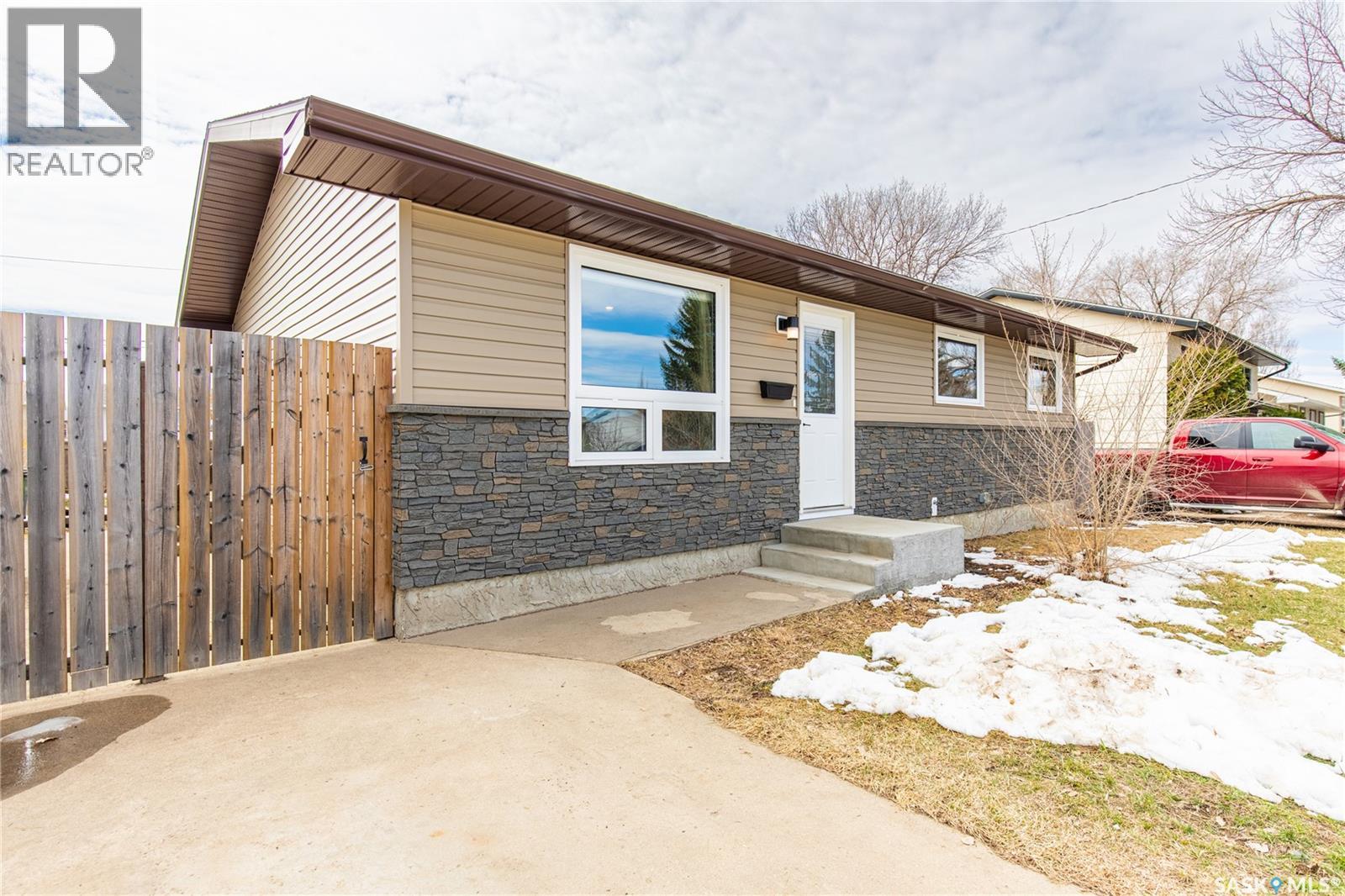 1511 Glendale Street, Moose Jaw, Saskatchewan  S6H 7B3 - Photo 4 - SK034571