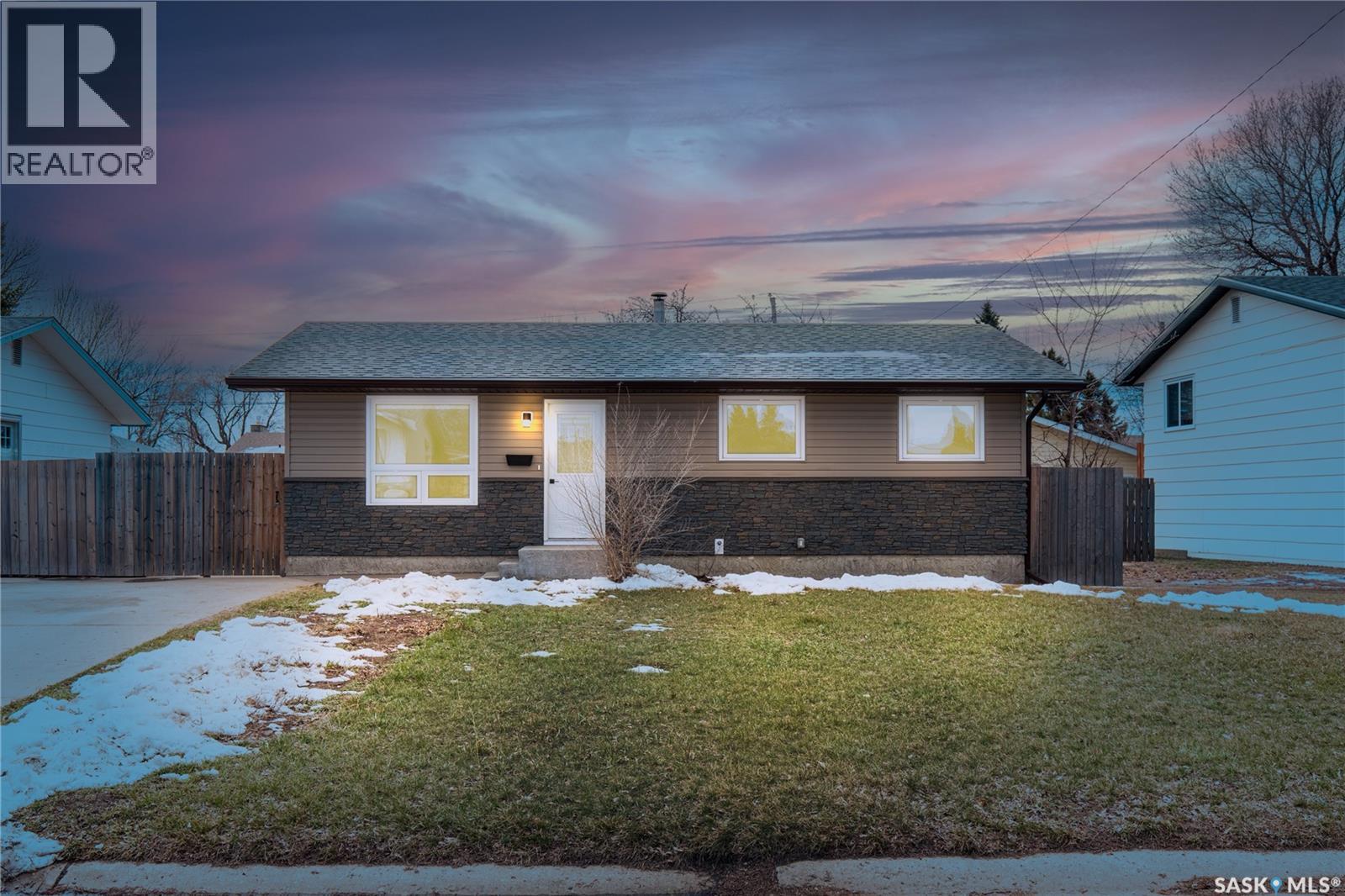 1511 Glendale Street, Moose Jaw, Saskatchewan  S6H 7B3 - Photo 2 - SK034571
