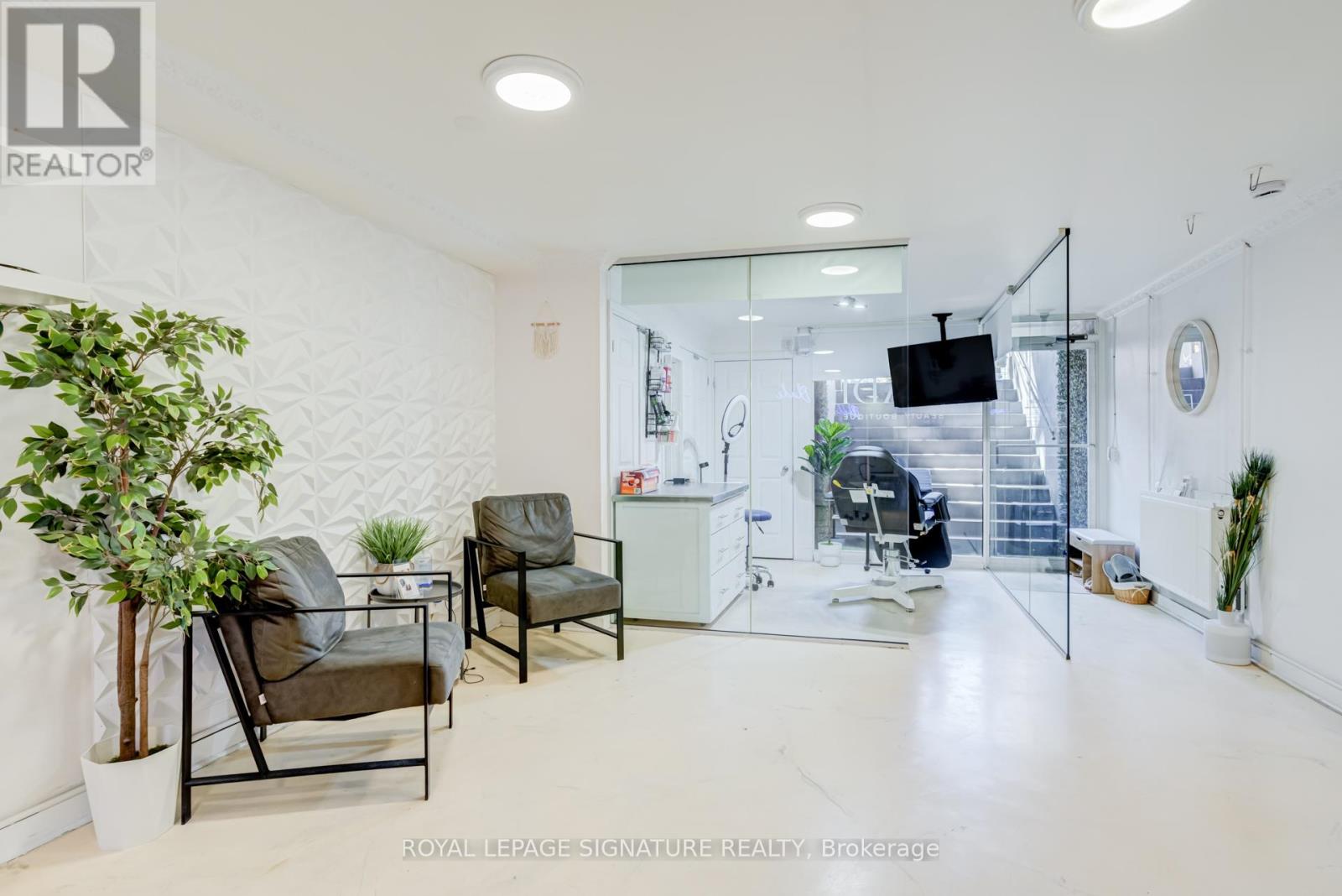 Lower - 1116 College Street, Toronto, Ontario  M6H 1B5 - Photo 4 - C13141080