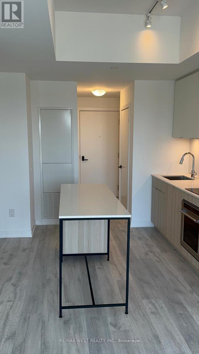 424 - 220 Missinnihe Way, Mississauga, Ontario  L5H 0A9 - Photo 3 - W13141094