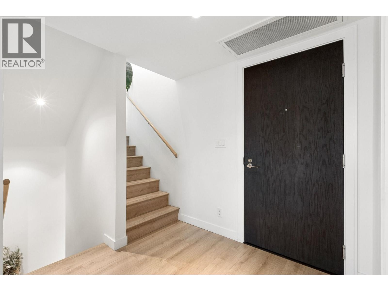 611 1500 Fern Street, North Vancouver, British Columbia  V7J 0E6 - Photo 2 - R3124635