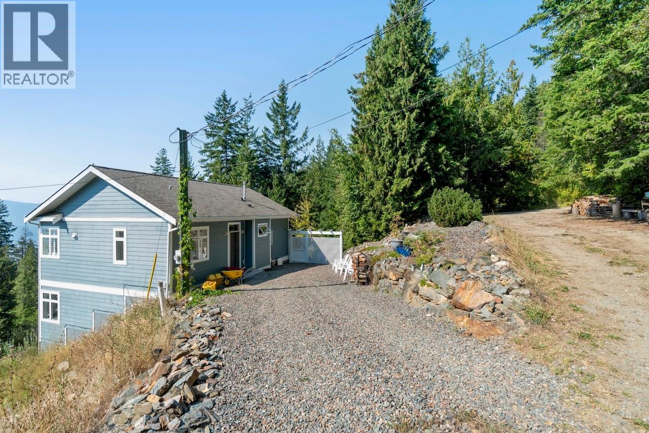 7660 Lichen Road, Anglemont, British Columbia  V0E 1M8 - Photo 9 - 10384254