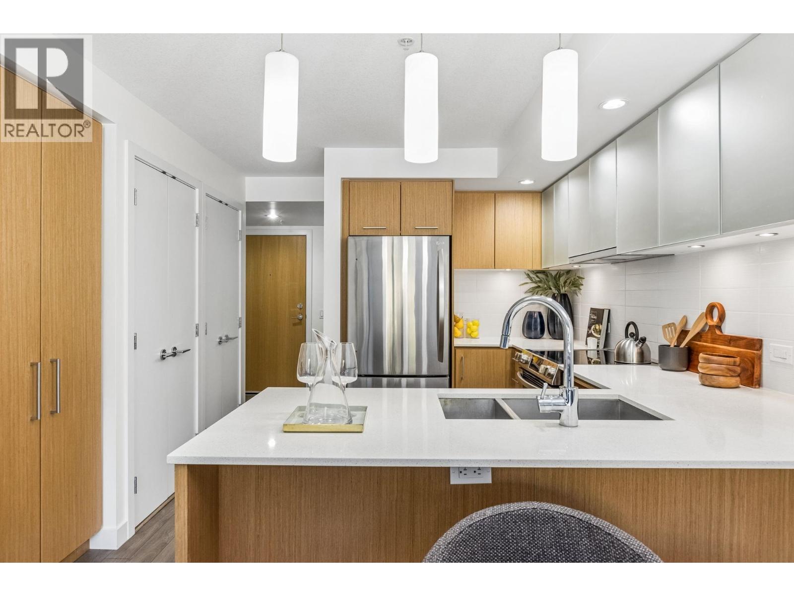 211 221 E 3rd Street, North Vancouver, British Columbia  V7L 0C1 - Photo 3 - R3111465