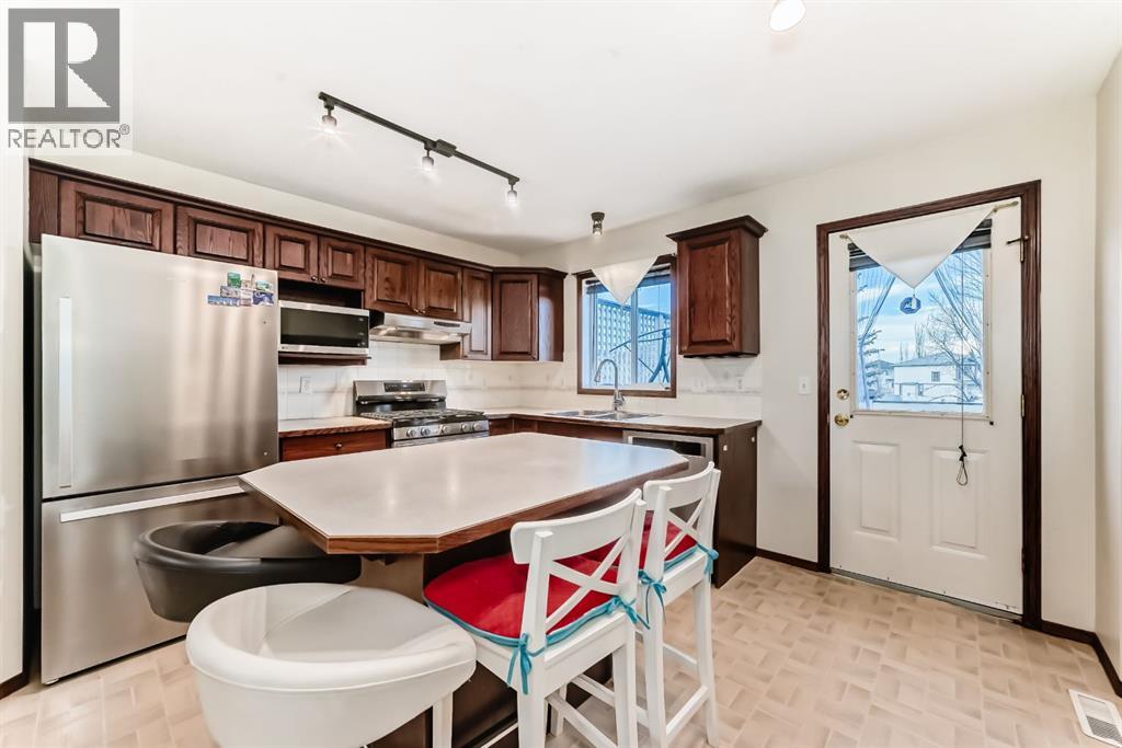 3708 Douglas Ridge Way SE, Calgary, Alberta  T2Z 3B6 - Photo 2 - A2277381