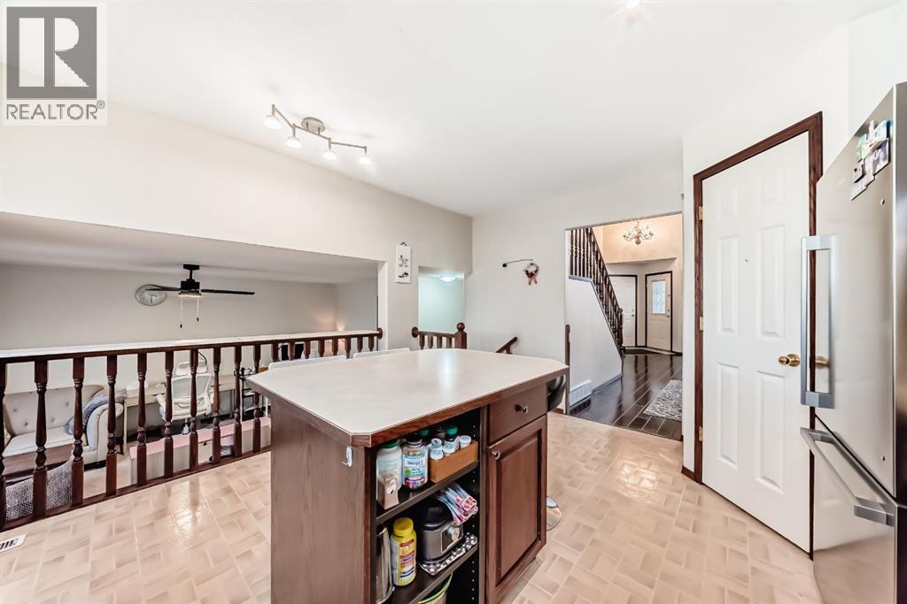 3708 Douglas Ridge Way SE, Calgary, Alberta  T2Z 3B6 - Photo 6 - A2277381
