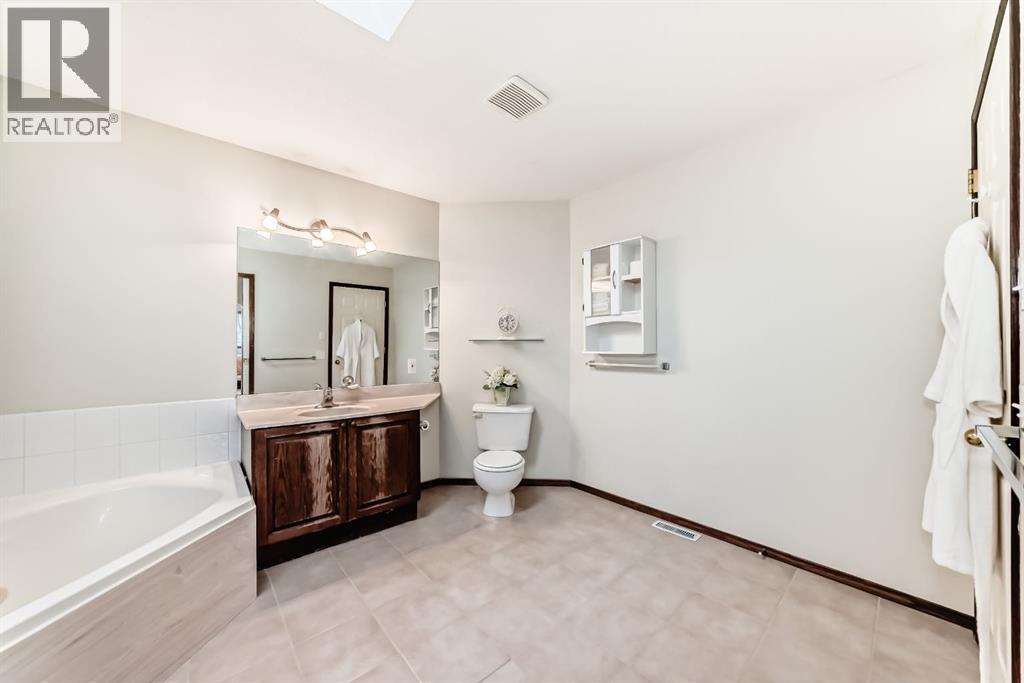 3708 Douglas Ridge Way SE, Calgary, Alberta  T2Z 3B6 - Photo 22 - A2277381