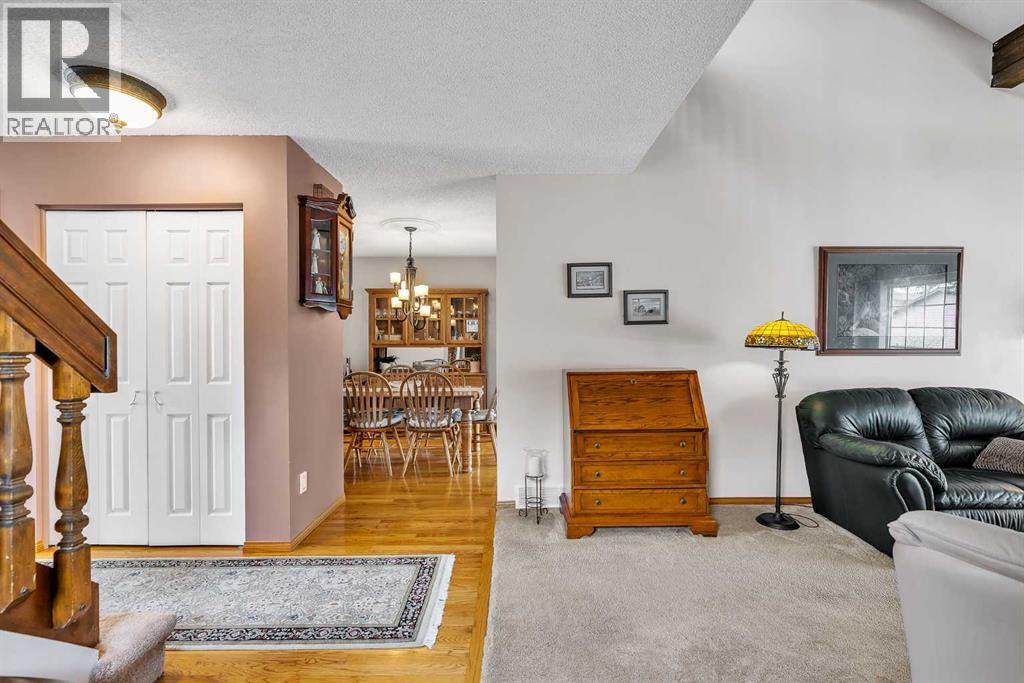 288 Deer Run Crescent SE, Calgary, Alberta  T2J 5N5 - Photo 4 - A2309641