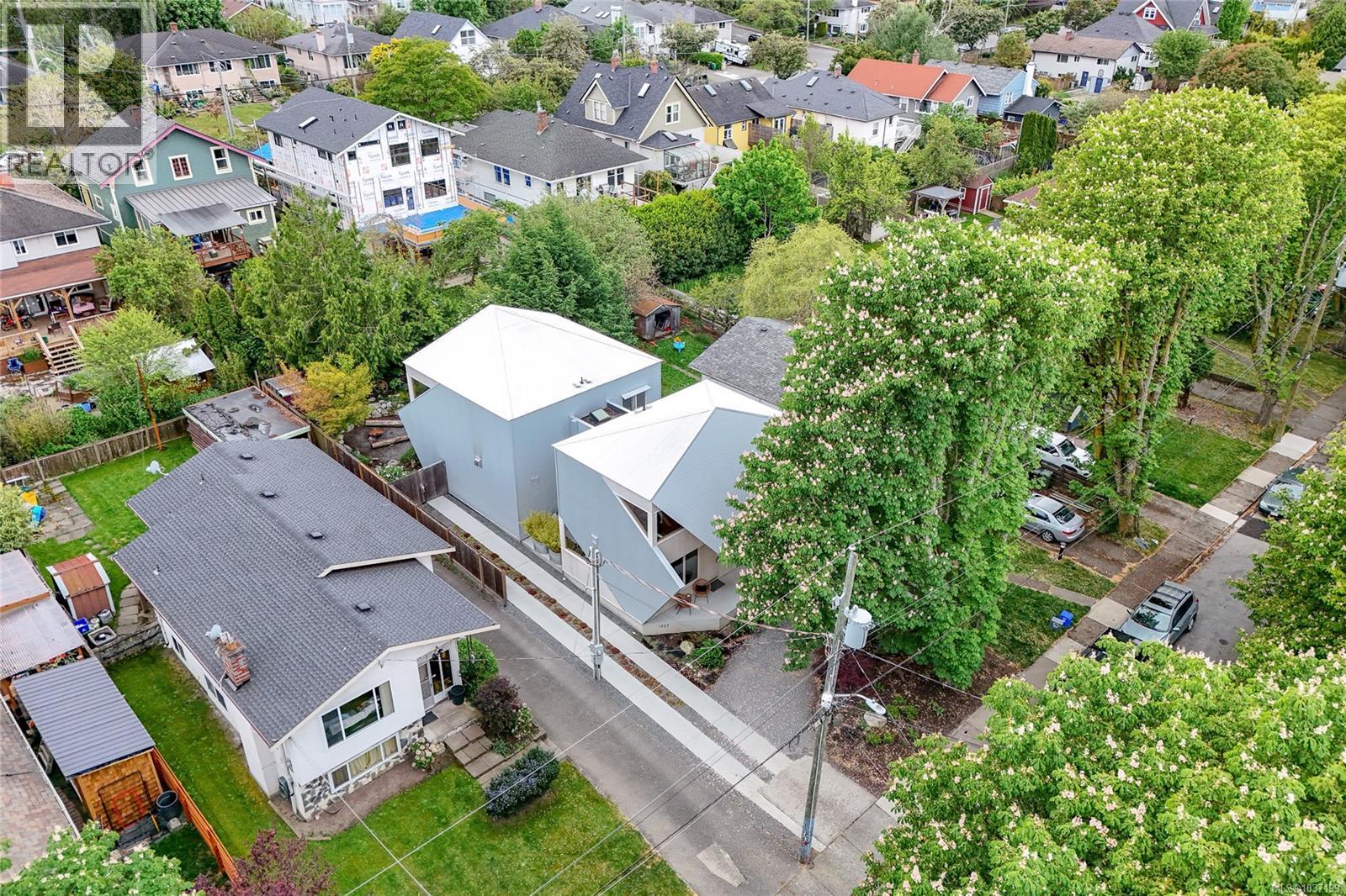 1427 Walnut St, Victoria, British Columbia V8R 1Y7 - Photo 3 - 1037199