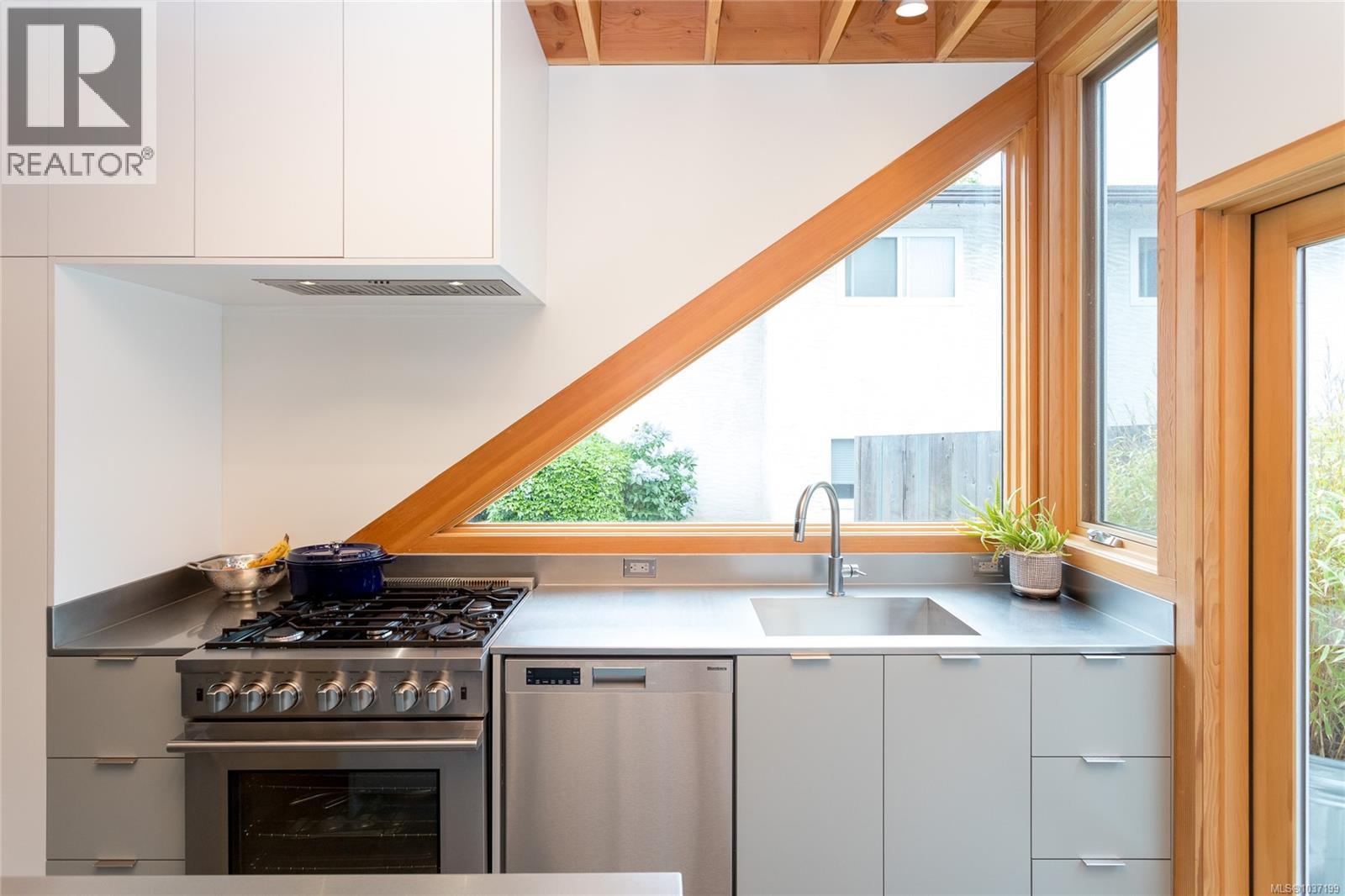 1427 Walnut St, Victoria, British Columbia V8R 1Y7 - Photo 60 - 1037199