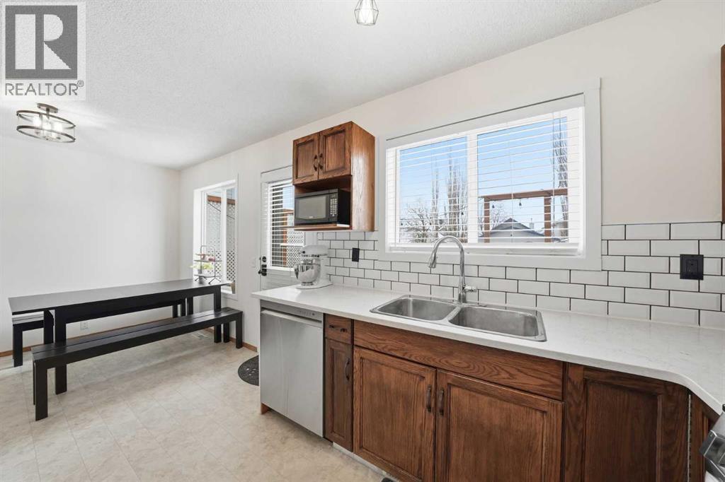 68 Bridleridge Gardens SW, Calgary, Alberta  T2Y 4C9 - Photo 12 - A2306132
