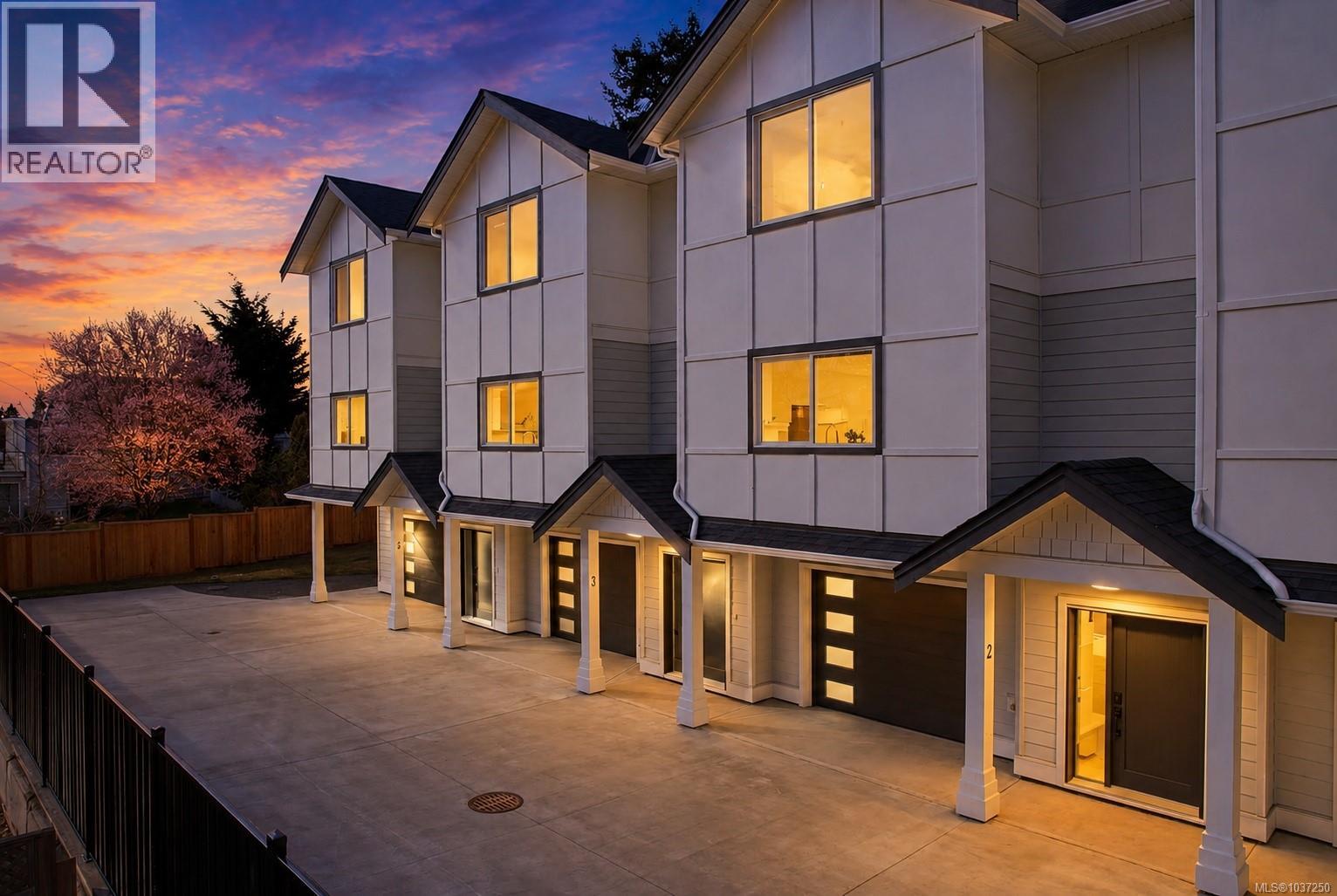 3 621 Broadway St, Saanich, British Columbia V8Z 2G5 - Photo 1 - 1037250