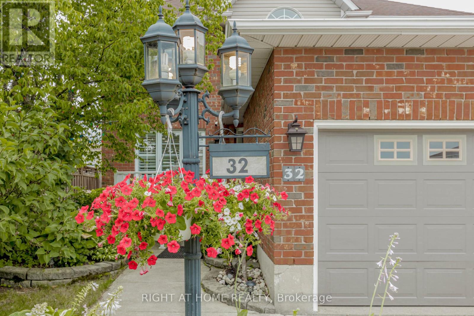 32 Vineberg Drive, Hamilton, Ontario  L9B 2P6 - Photo 5 - X13141274