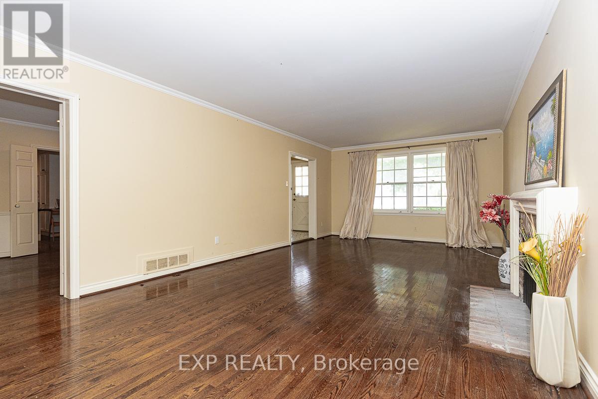 9 Laureleaf Road, Markham, Ontario  L3T 2X2 - Photo 6 - N13141324