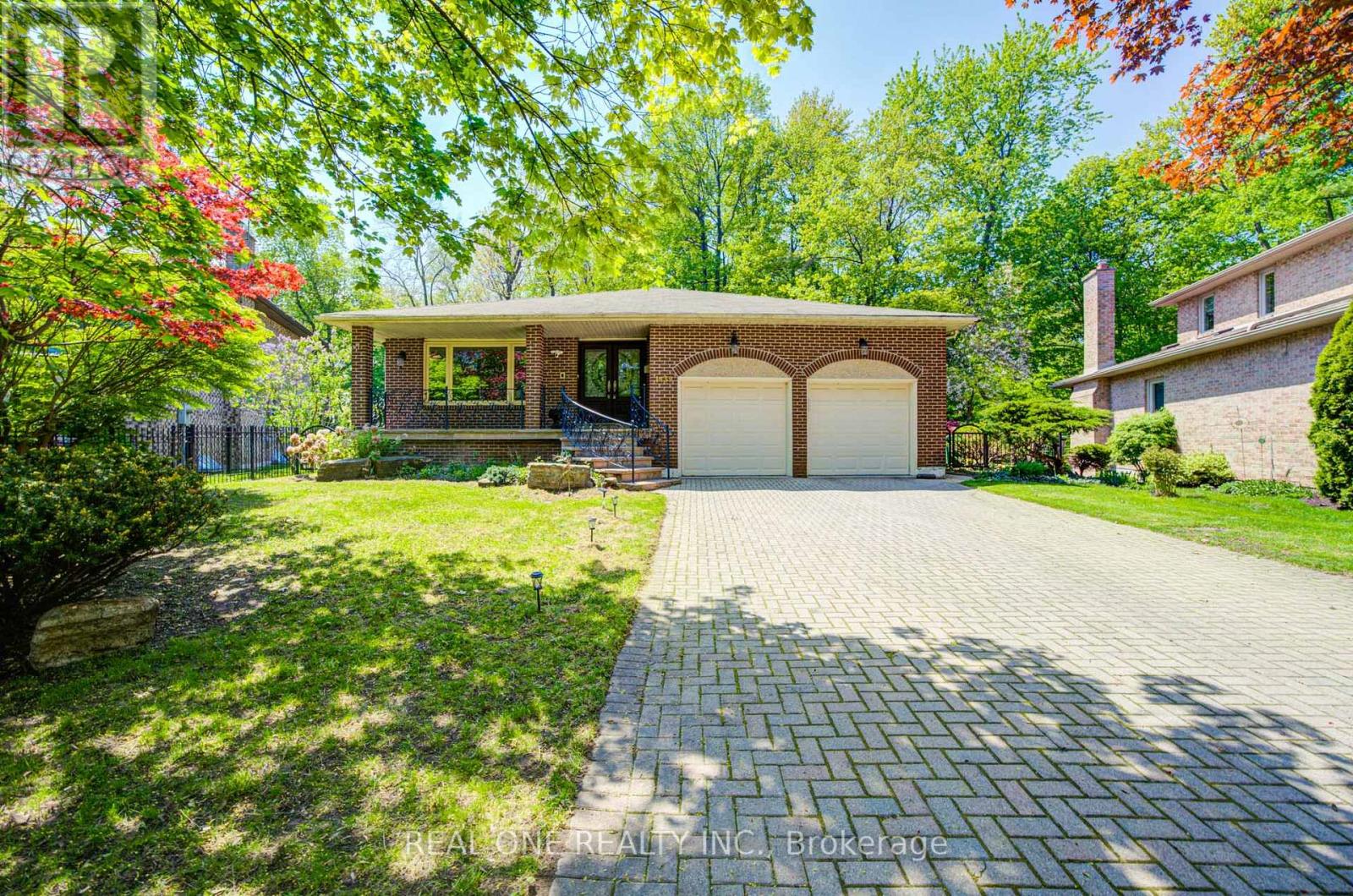 1439 Ballyclare Drive, Mississauga, Ontario  L5C 1J4 - Photo 2 - W13141386
