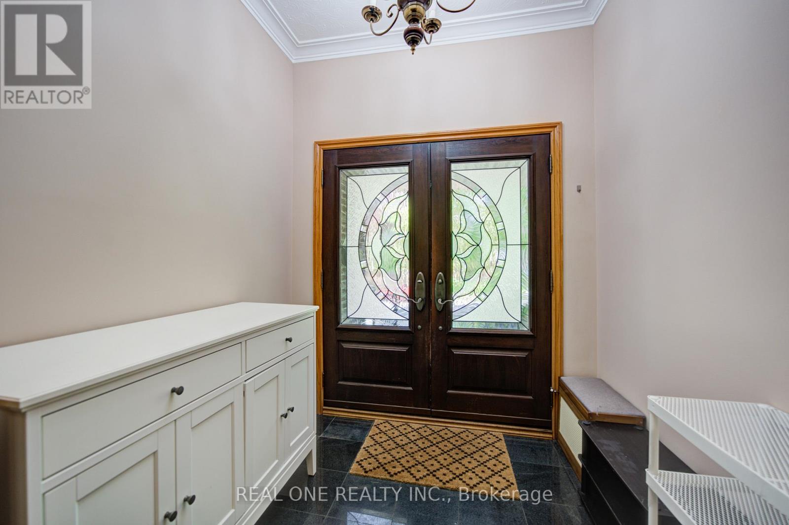 1439 Ballyclare Drive, Mississauga, Ontario  L5C 1J4 - Photo 3 - W13141386