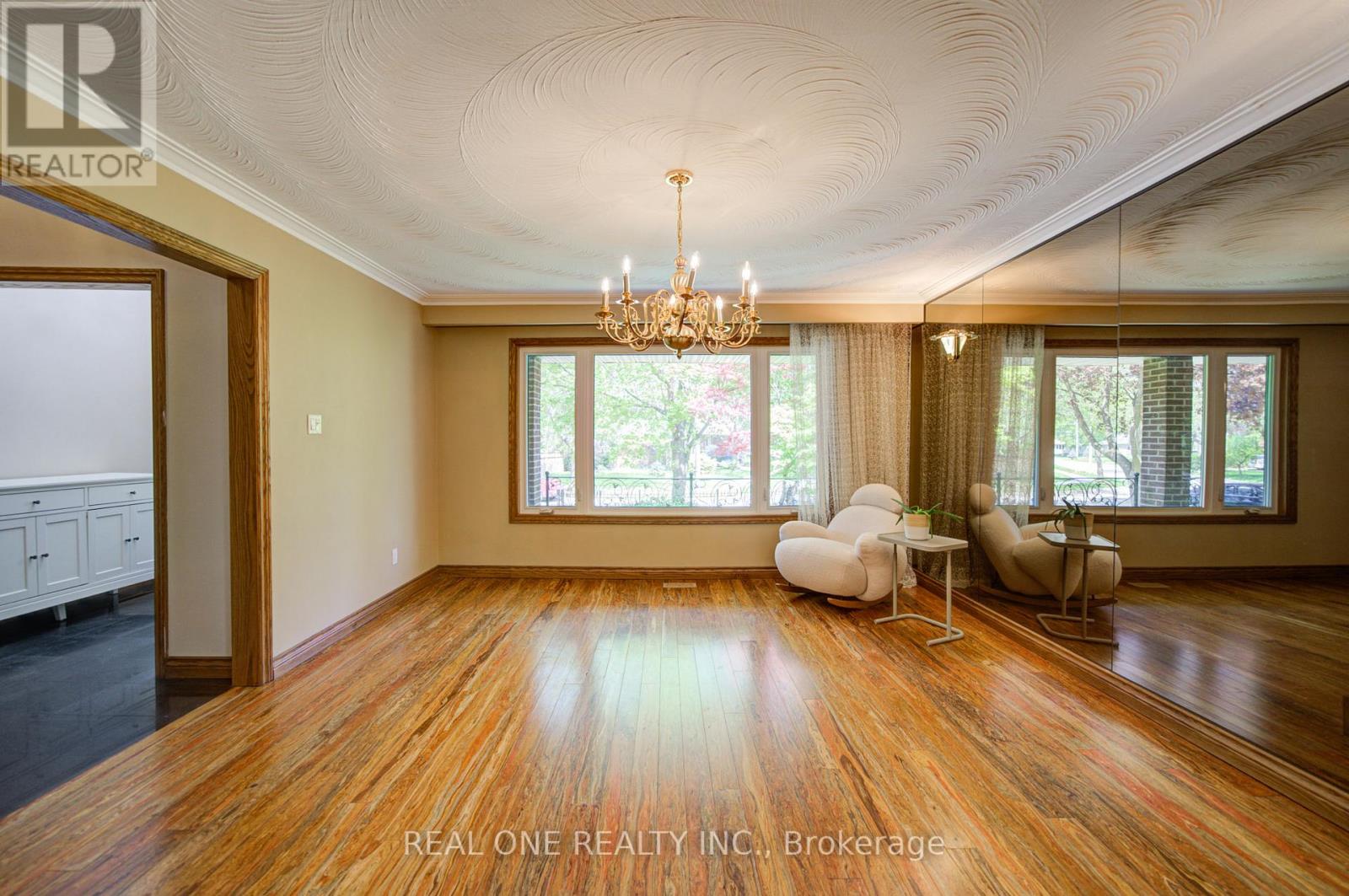1439 Ballyclare Drive, Mississauga, Ontario  L5C 1J4 - Photo 5 - W13141386
